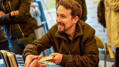 23/04/2022 El exvicepresidente del Gobierno y exlíder de Podemos, Pablo Iglesias, firma su libro en Barcelona en Sant Jordi