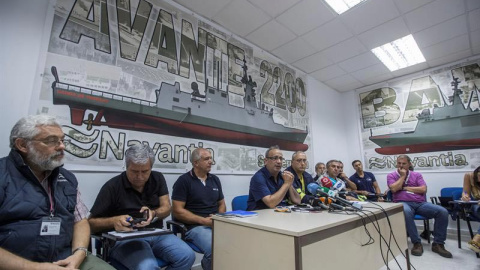 El presidente del comité de empresa del astillero de Navantia San Fernando, Jesús Peralta (4i), durante la rueda de prensa ofrecida hoy en San Fernando (Cádiz) donde anunció que continuarán con las movilizaciones. (ROMÁN RÍOS | EFE)