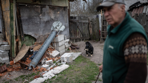 Petro Ivanovich ha escrito “Putin, escoria, vete a chuparla” en el misil que lleva semanas en su casa.