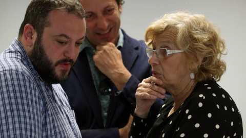 La alcaldesa de Madrid, Manuela Carmena, conversa con Guillermo Zapata en una imagen de archivo. - EFE