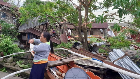 Una mujer a los pies de su hogar devastado por el tifón 'Úsula', en Biliran (Filipinas). - VIA REUTERS / SOCIAL MEDIA