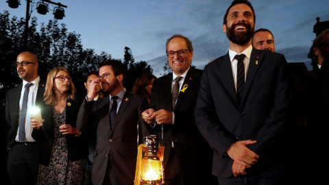 El president de la Generalitat, Quim Torra, amb la flama del Canigó, aquest dilluns en l'acte institucional de la Diada, entre el president del Parlament, Roger Torrent (a la seva dreta), el vicepresident de la Generalitat, Pere Aragonès; la consellera 