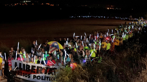 Manifestants en la marxa de torxes que ha conclòs aquest dilluns davant la presó de Lledoners. EFE / Sussana Sáez.