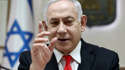 El primer ministro israelí, Benjamin Netanyahu, hace un gesto mientras preside la reunión semanal del gabinete en su oficina de Jerusalén el 15 de diciembre de 2019. Gali Tibbon / Pool a través de REUTERS