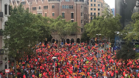 Imatge de la gran manifestació independentista d'aquest diumenge a la Diagonal de Barcelona, a l'alçada de la casa Les Punxes. / Anna Oliva.