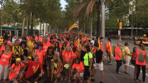 Manifestants es dirigeixen a la gran concentració independentista de la Diada, tres quarts d'hora abans del seu inici, a la Diagonal de Barcelona més enllà de la Plaça de les Glòries. / CB.