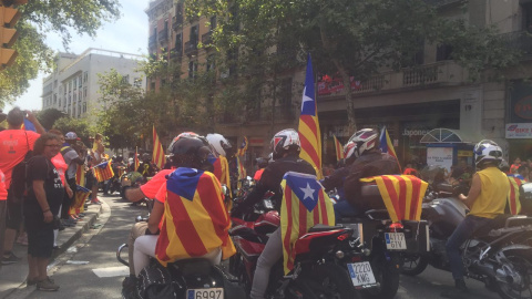 Un grup de motards amb senyeres estelades, al Passeig de Lluís Companys de Barcelona. / MD.