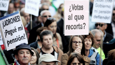 Asistentes a la manifestación en defensa de las pensiones, en Madrid, el pasado octubre de 2019. E.P./Eduardo Parra