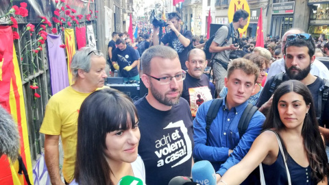 El diputat de la CUP Vidal Aragonés i la portaveu d'Arran Mar Ampurdanés, en la manifestació de l'organització juvenil al carrer Ferran de Barcelona aquesta Diada. / CUP.