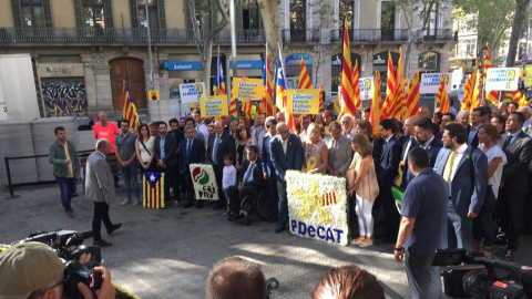 Desenes de militants del PDeCAT amb l'expresident Artur Mas al capdavant durant l'ofrena floral al monument de Rafael de Casanova. Marià de Delàs