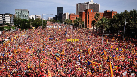 Imatge de la gran manifestació independentista d'aquest diumenge a la Diagonal de Barcelona, a l'alçada de la casa de Les Punxes. / KC.