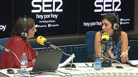 La ministra de Sanidad, Carmen Montón, durante su intervención en el programa "Hoy por hoy" de la Cadena Ser.EFE