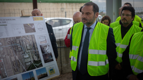 El ministro de Fomento, José Luis Ábalos, visita las obras de la futura estación intermodal T2 del Aeropuerto de El Prat en Barcelona. E.P./David Zorrakino