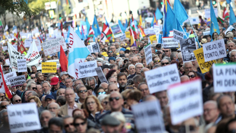 Asistentes a la manifestación en defensa de las pensiones, en Madrid, el pasado octubre de 2019. E.P./Eduardo Parra