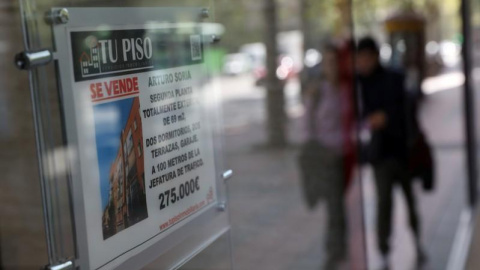 Un cartel de "se vende" en el escaparate la ventana de una agencia inmobiliaria en Madrid. REUTERS/Susana Vera