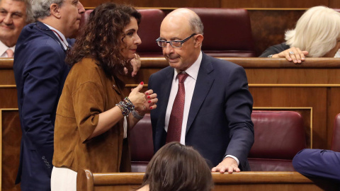 Foto de junio de 2018, de la ministra de Hacienda María Jesús Montero, conversando con su predecesor Cristóbal Montoro, al término del pleno del Congreso que aprobó definitivamente los Presupuestos de 2018. EFE