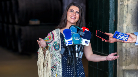 13/05/2022 La candidata de Vox a la Presidencia de la Junta de Andalucía, Macarena Olona, atiende a los medios de comunicación durante su visita a unas bodegas en Jerez (Cádiz)