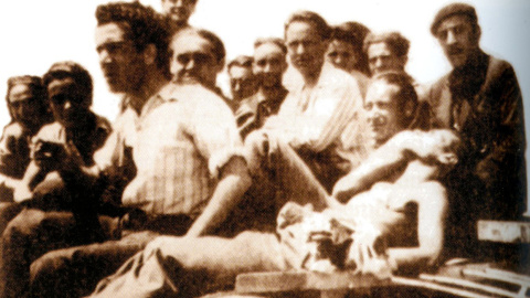 13/5/22 Delgado, en el centro, con otros exiliados en el buque Ipanema en 1939