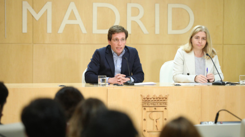 El alcalde de Madrid, José Luis Martínez Almeida, junto a la portavoz municipal, Inmaculada Sanz. AYUNTAMIENTO DE MADRID