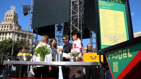 La Tinenta d'Alcaldia Janet Sanz, amb els tres comissaris del festival Model, a la instal·lació efímera en forma de gran cuina ubicada a la Plaça de Catalunya.