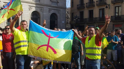 Imatge de la bandera amazic durant una concentració a la plaça Sant Jaume. Casa Amaziga de Catalunya