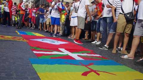 Imatge de la bandera amazic durant una concentració a la plaça Sant Jaume. Casa Amaziga de Catalunya