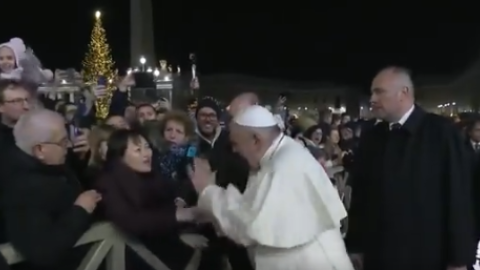 El papa da un manotazo a una mujer que le agarró del brazo. / CAPTURA TWITTER