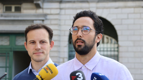 El rapero Valtònyc atendiendo a los medios de comunicación con su abogado, Simon Bekaert, tras la sentencia del Tribunal de Apelación de Gante que rechaza la extradición, a 17 de mayo de 2022.