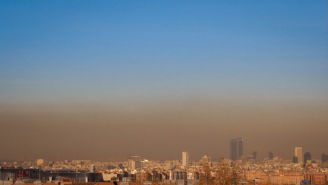 La 'boina' de contaminación sobre la ciudad de Madrid.  SERGIO CAMBELO