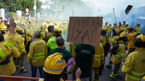 (21(11/2021) Manifestantes de Amaya concentrados en las puertas del Parlamento andaluz en noviembre de 2021.