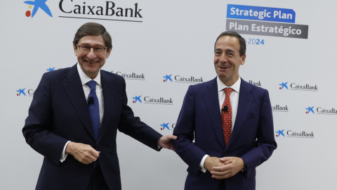 El presidente de CaixaBank, José Ignacio Goirigolzarri (i), junto al consejero delegado de la entidad Gonzalo Gortázar, en la presentación del plan estratégico para el periodo 2022-2024, en Madrid. EFE/ Juan Carlos Hidalgo