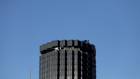 El logo de CaixaBank, en lo alto de su sede en Barcelona. REUTERS/Nacho Doce