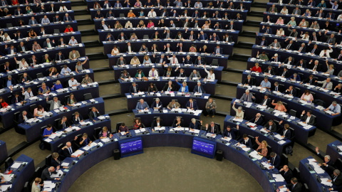 12/09/2018 Los eurodiputados votan la polémica directiva del 'copyright' este miércoles en la sede del Parlamento Europeo, en Estrasburgo. REUTERS/Vincent Kessler