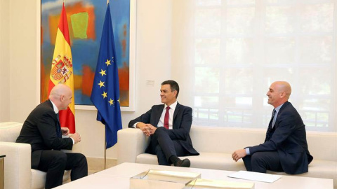 Pedro Sánchez durante el encuentro que ha mantenido con el presidente de la Federación Española de Fútbol, Luis Rubiales (derecha), y el presidente de la FIFA, Gianni Infantino (izquierda). | (FERNANDO CALVO | EFE)