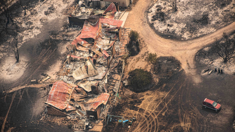 Imagen aérea de los destrozos de los más de 200 incendios están arrasando los estados sudorientales de Nueva Gales del Sur. EUROPA PRESS/Jason Edwards