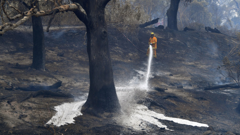 Un bombero trata de extinguir el fuego en Melbourne, Australia. REUTERS