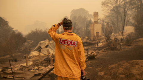 El fotógrafo de ABC Matt Roberts reacciona al ver la casa de su hermana, destruida por las llamas, en Quaama, Nueva Gales del Sur. EFE/Sean Davey