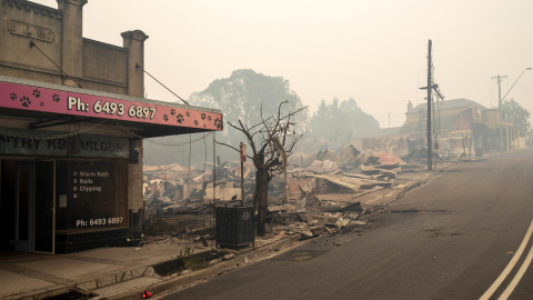 Imagen de un área de viviendas calcinadas por los incendios de Nueva Gales del Sur. EFE