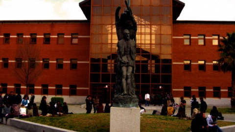 Estatua dedicada a Miguel de Cervantes a la entrada del Campus de Vicálvaro de la URJC. /UNIVERSIDAD REY JUAN CARLOS