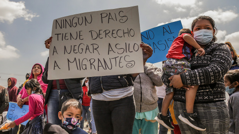 Un grupo de mexicanos desplazados provenientes del estado de Michoacán, protestan en las inmediaciones del consulado de Estados Unidos, el 8 de mayo de 2022, en la ciudad de Tijuana, Baja California