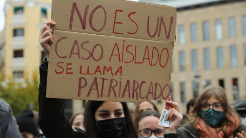 Una mujer sostiene una pancarta donde se lee la frase "No es un caso aislado, se llama patriarcado", en una manifestación contra la sumisión química, a 20 de noviembre de 2021, en Madrid.