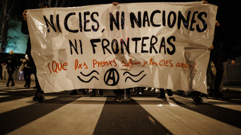 Una pancarta contra los Centros de Internamiento de Extranjeros (CIE) durante una manifestación en Madrid en diciembre de 2021.