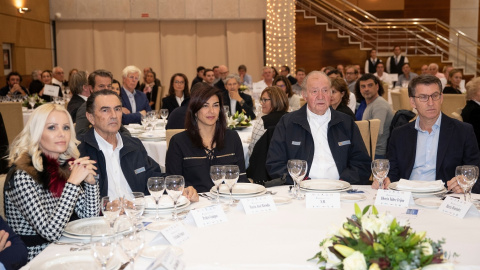 El rey Juan Carlos I, con el presidente de la Xunta de Galicia, y otras autoridades, en la la ceremonia de entrega de trofeos de la Copa de España de vela, en Xanxenxo (Pontevedra), en noviembre de 2019.