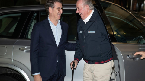 El presidente de la Xunta de Galicia, Alberto Núñez Feijóo, recibe al rey Juan Carlos I, a su llegada a la ceremonia de entrega de trofeos de la Copa de España de vela, en Xanxenxo (Pontevedra), en noviembre de 2019.