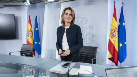 La vicepresidenta tercera y ministra para la Transición Ecológica y el Reto Demográfico, Teresa Ribera, conversa con los medios tras una rueda de prensa posterior al Consejo de Ministros Extraordinario, en La Moncloa, a 13 de mayo de 2022, en Madrid.