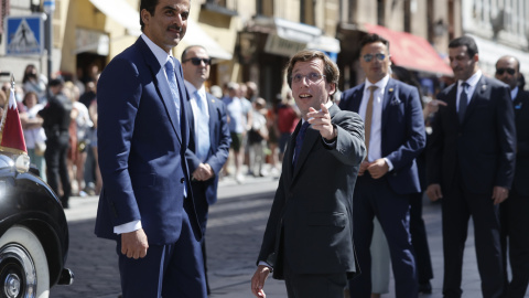 El alcalde de Madrid, José Luis Martínez-Almeida (d),recibe al emir de Catar,  jeque Tamim bin Hamad Al Thani (i), a su llegada al Ayuntamiento para  hacerle entrega de la Llave de Oro de la ciudad. EFE/Emilio Naranjo