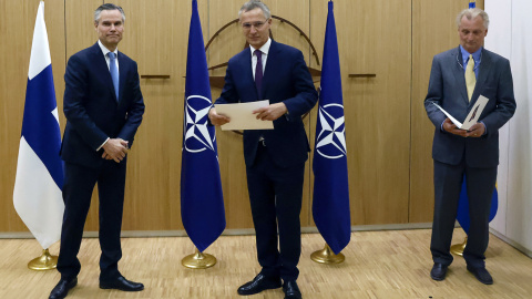 El secretario general de la OTAN, Jens Stoltenberg (en el centro de la imagen) recibe las solicitudes de ingreso en la Alianza de los embajadores de Finlandia y Suecia.