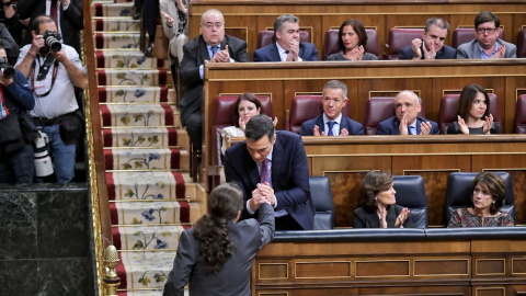 Pablo Iglesias estrecha la mano a Pedro Sánchez tras su intervención durante la investidura / Daniel Gago - Podemos