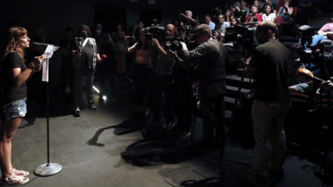 Vigilia por la libertad de Willy Toledo en el Teatro del Barrio de Madrid. / EFE