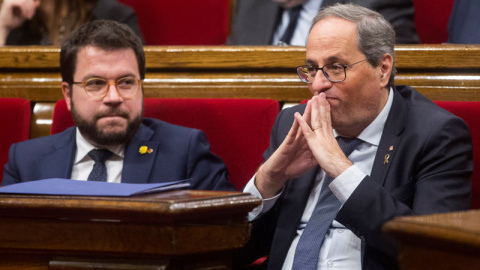 El presidente de la Generalitat, Quim Torra (d) asiste con el vicepresidente Pere Aragonés (i) en el Parlament de Catalunya. (QUIQUE GARCÍA | EFE)